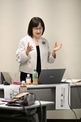 講演する二通信子さん