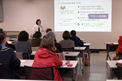 講演に耳を傾ける参加者ら