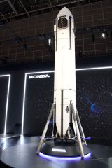 モビリティショーで公開されたサステナブルロケット。ＳＮＳ上には「クルマを見るより興奮した」という声も