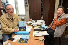 (写真左から)「陸別文藝あかえぞ」の最新刊をPRする小栗さんと斉藤さん