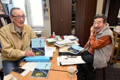 (写真左から)「陸別文藝あかえぞ」の最新刊をPRする小栗さんと斉藤さん