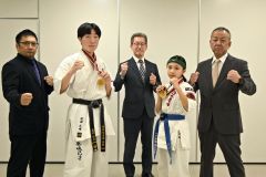 全国大会出場を報告した前田さん（左から２人目）と高田さん（右から２人目）