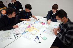 津波ハザードマップや防災ハンドブックなどを確認し、災害時の安全な行動を学んだ外国人技能実習生