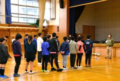 開校式であいさつする高城修司校長（右）