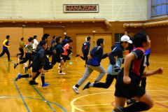 ウオーミングアップで走る参加者