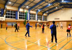 パス練習に励む参加者