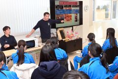 広尾と本別の高校3年生39人が地域素材を生かした商品開発について学んだ