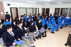 広尾と本別の高校3年生39人が地域素材を生かした商品開発について学んだ
