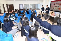 広尾と本別の高校3年生39人が地域素材を生かした商品開発について学んだ