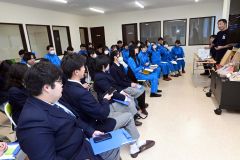 広尾と本別の高校3年生39人が地域素材を生かした商品開発について学んだ
