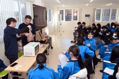 広尾と本別の高校3年生39人が地域素材を生かした商品開発について学んだ