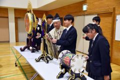 陸別中の２、３年生３６人が日本の伝統音楽に触れた