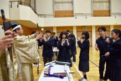 陸別中の２、３年生３６人が日本の伝統音楽に触れた
