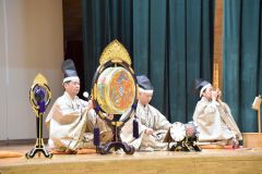 北海道神社庁十勝支部雅楽会の５人が日本の伝統音楽を披露した
