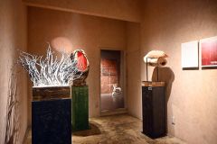 素材生かし自由に表現　現代アートの鈴木隆さん造形展、２３日までミントカフェで 2