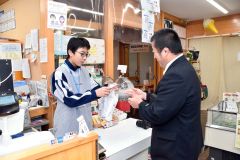 物産館で接客を体験する女川さん