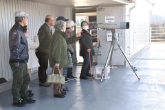 銀河の森天文台で大型双眼鏡に触れる参加者