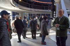 銀河の森天文台で大型反射望遠鏡「りくり」などを学ぶ参加者