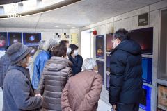 銀河の森天文台で低緯度オーロラについて学ぶ参加者