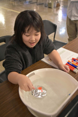 水と遊ぼうコーナーでイラストが浮かぶ様子を体験する参加者