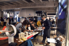 家族連れなどがいろんな実験を楽しんだ
