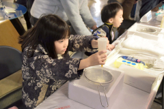 液体窒素を使ってアイスを作る子ども