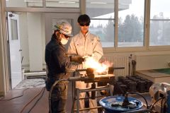 ガス圧接を体験する生徒