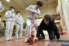 鉄筋を曲げる作業に挑戦する生徒