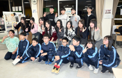 教育旅行で浦幌を訪れた高校生(後列、中列)と浦幌の中学生