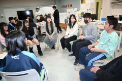 互いの地域や休日の過ごし方について話す浦幌の中学生と横浜の高校生