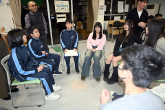 互いの地域や休日の過ごし方について話す浦幌の中学生と横浜の高校生
