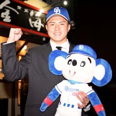 中日ドラゴンズのマスコットを抱き笑顔を見せる能戸輝夢（大賀章好撮影）