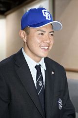 記者会見で抱負を語る能戸輝夢（大賀章好撮影）