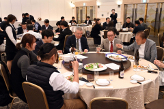 道内の生産者が丹精込めて育てた農畜産物や乳製品を使った料理を味わう参加者たち