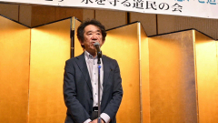 あいさつする高久保会長