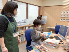 本の貸し出し業務を体験する山内さん