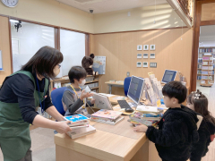 本の貸し出し業務を体験する山内さん