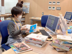 本の貸し出し業務を体験する山内さん
