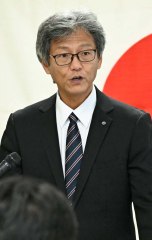 あいさつする野中会長