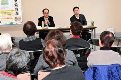 100回の節目を迎えたおびしんビジネスサービスの特殊詐欺出前講座。奥左が松井社長、同右は春木支店長