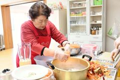 更別村高齢者住宅「シルバーハウジング」でジュース作り 2