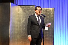 あいさつする常井さん