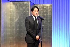 あいさつする小野寺税調会長