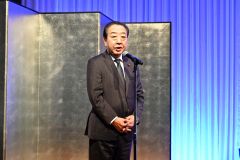 あいさつする野田代表