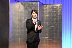 あいさつする石川議員