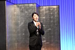 あいさつする石川議員