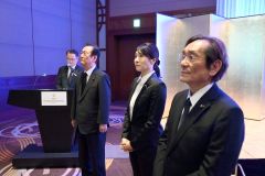 しのぶ会に参列した小沢議員（左）や石川議員（中央）ら