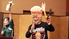 広尾町の「星屑昆布」とコラボしたポップコーンを紹介する前田農産食品の前田茂雄社長。祝賀会では地元食材を使った多彩なメニューが振る舞われた。