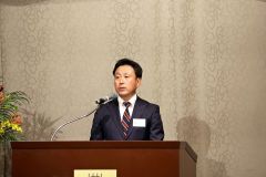 あいさつに立つ成田支部長(助川かおる通信員撮影)