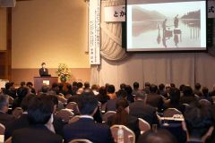 記念講演では、創業300年超の老舗企業を再生させた経営手法が紹介された(助川かおる通信員撮影)